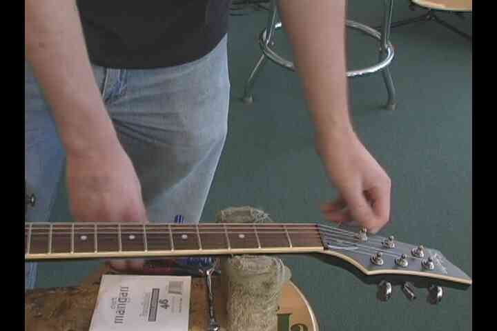 Comment Changer les Cordes sur une Guitare avec un Trémolo ou Whammy Bar