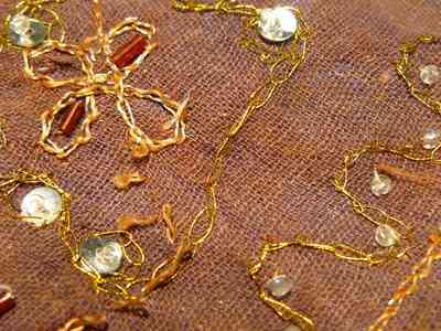 Comment Coudre des Paillettes & Strass Dans une Robe