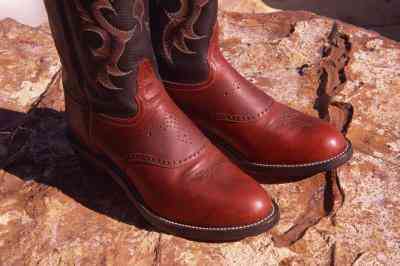 Les Hauts, Regardez Bien Avec Des Leggings & Bottes De Cow-Boy