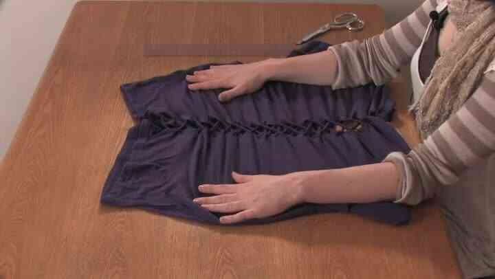 Étapes de la Façon de Couper les T-Shirts Comme un Corset Sans Couture
