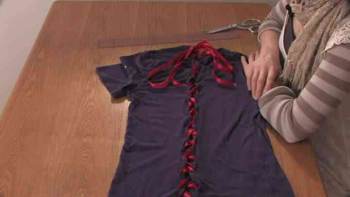 BRICOLAGE Corsetting Avec Ruban sur un T-Shirt