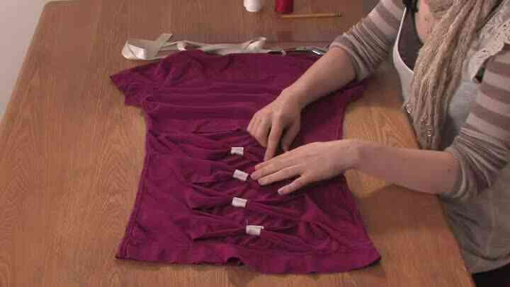Comment Couper un T-Shirt pour Faire un Arc Haut