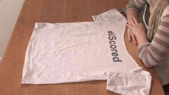 Comment Transformer un Baggy, T-Shirt Dans un Hors-la-Épaule Shirt