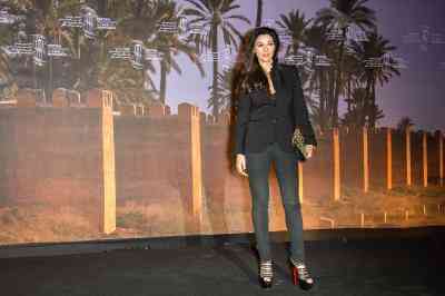 Robe gris Pantalon vs Noir