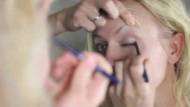 Irritation des Yeux Lors de la tentative de Maquillage