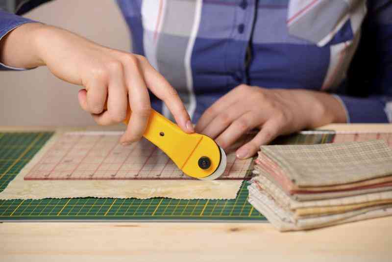Les Dimensions Idéales pour une Table de Découpe pour la Couture