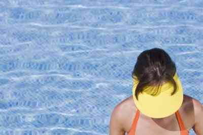 Comment décoller du Sol au-Dessus des Couvertures de Piscine Sans Laisser de Feuilles Dans la Piscine