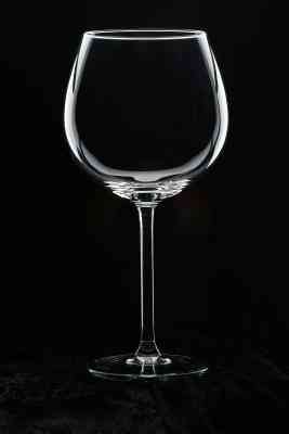 Comment Plier une Serviette de table dans un Verre à Vin