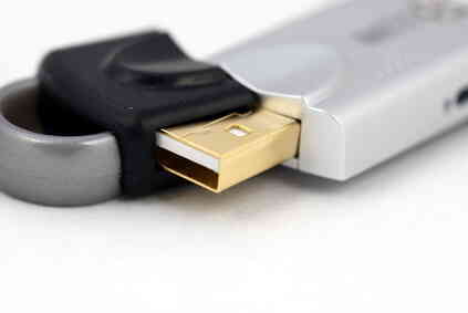 Comment puis-je Ajouter des Fichiers à la Racine de la clé USB?