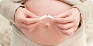 Image des femmes enceintes et des cigarettes