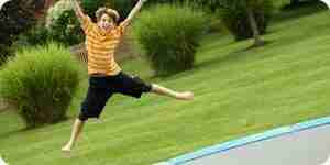 Garçon sautant sur le trampoline