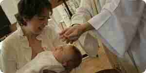 Bébé en cours baptisé