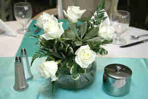 roses Blanches au centre de la table