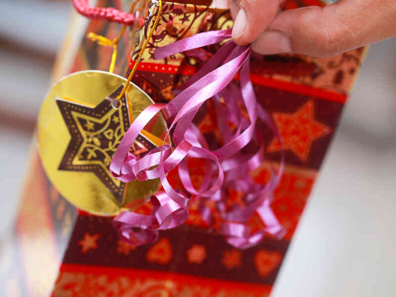 Comment Mettre du Papier de soie dans un Sac-Cadeau