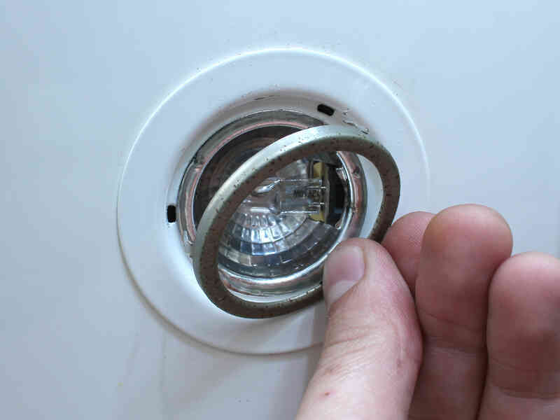 Comment Changer une Ampoule dans une Lumière Encastrée